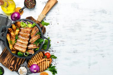Tavada patates ve domuz pirzolası. Barbekü. Üst Manzara. Metnin için boş yer.