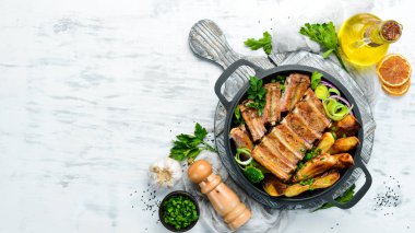 Tavada patates ve domuz pirzolası. Barbekü. Üst Manzara. Metnin için boş yer.