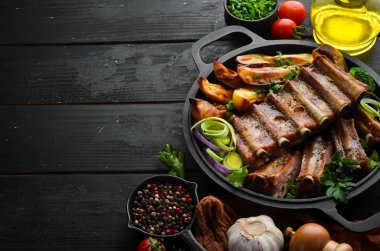 Tavada patates ve domuz pirzolası. Barbekü. Üst Manzara. Metnin için boş yer.