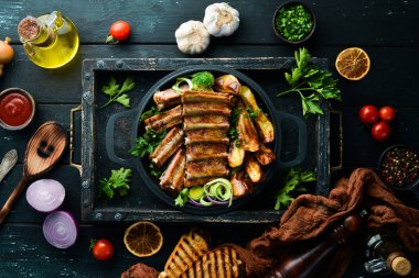 Tavada patates ve domuz pirzolası. Barbekü. Üst Manzara. Metnin için boş yer.