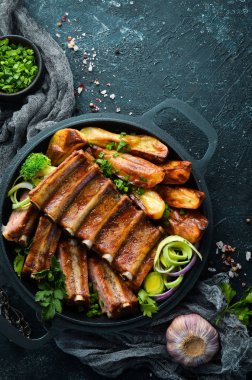 Tavada patates ve domuz pirzolası. Barbekü. Üst Manzara. Metnin için boş yer.