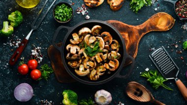 Kızartma tavasında pişmiş mantar. Şampiyonlar. Üst Manzara. Metnin için boş yer.