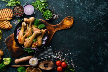 Siyah tabakta sebzeli tavuk budu. Tavuk eti. Üst Manzara. Metnin için boş yer.
