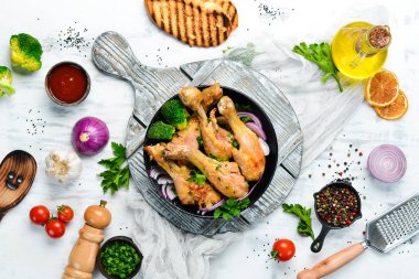 Siyah tabakta sebzeli tavuk budu. Tavuk eti. Üst Manzara. Metnin için boş yer.