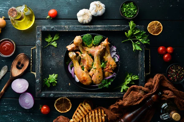 Baked Chicken Drumsticks Vegetables Black Plate Chicken Meat Top View — Stock Photo, Image