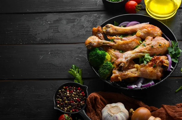 Bacchette Pollo Forno Con Verdure Piatto Nero Carne Pollo Vista — Foto Stock