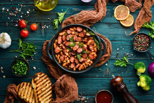 Feijões Com Linguiças Molho Tomate Uma Chapa Preta Vista Superior — Fotografia de Stock