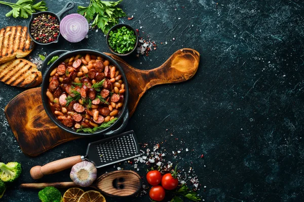 Feijões Com Linguiças Molho Tomate Uma Chapa Preta Vista Superior — Fotografia de Stock