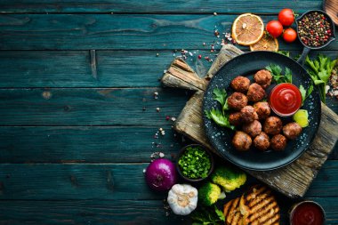 Siyah tabakta ketçaplı fırında biftek köftesi. Üst Manzara. Metnin için boş yer.