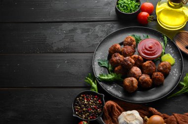 Siyah tabakta ketçaplı fırında biftek köftesi. Üst Manzara. Metnin için boş yer.