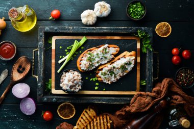 Domuz yağı ve soğanlı kızarmış ekmek. Ukrayna geleneksel mutfağı. Üst Manzara. Metnin için boş yer.