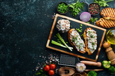 Domuz yağı ve soğanlı kızarmış ekmek. Ukrayna geleneksel mutfağı. Üst Manzara. Metnin için boş yer.