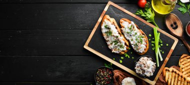 Domuz yağı ve soğanlı kızarmış ekmek. Ukrayna geleneksel mutfağı. Üst Manzara. Metnin için boş yer.