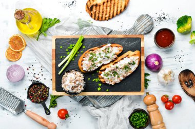 Domuz yağı ve soğanlı kızarmış ekmek. Ukrayna geleneksel mutfağı. Üst Manzara. Metnin için boş yer.