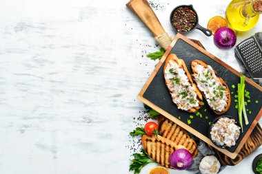 Domuz yağı ve soğanlı kızarmış ekmek. Ukrayna geleneksel mutfağı. Üst Manzara. Metnin için boş yer.