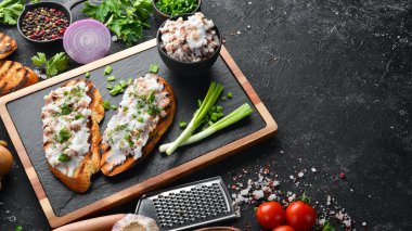 Domuz yağı ve soğanlı kızarmış ekmek. Ukrayna geleneksel mutfağı. Üst Manzara. Metnin için boş yer.