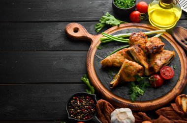 Mantarlı ve peynirli fırında tavuk filetosu. Üst Manzara. Metnin için boş yer.