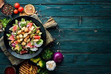 Midyeli salata, greyfurt ve sebze. Üst Manzara. Metnin için boş yer.