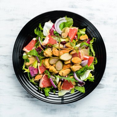 Midyeli salata, greyfurt ve sebze. Üst Manzara. Metnin için boş yer.