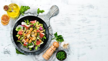 Midyeli salata, greyfurt ve sebze. Üst Manzara. Metnin için boş yer.