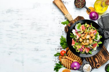 Midyeli salata, greyfurt ve sebze. Üst Manzara. Metnin için boş yer.