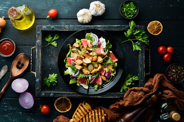 Салат с мидиями, грейпфрутом и овощами. Вид сверху. Свободное место для текста
.