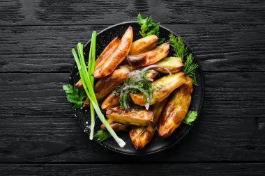 Soğanlı fırında patates ve sarımsak. Üst Manzara. Metnin için boş yer.