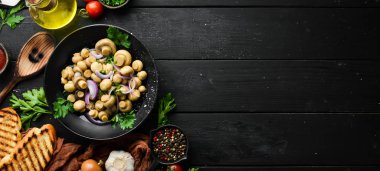 Soğan ve baharatlı mantar turşusu. Şampiyonlar. Üst Manzara. Metnin için boş yer.