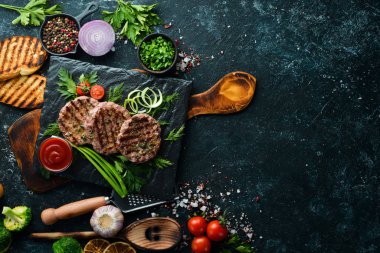 Izgara et pirzolası. Hamburger için pirzola. Üst Manzara. Metnin için boş yer.