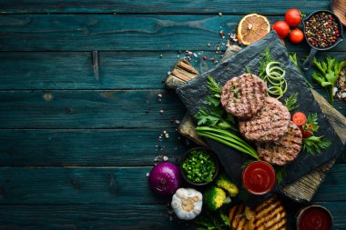 Izgara et pirzolası. Hamburger için pirzola. Üst Manzara. Metnin için boş yer.