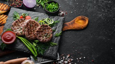 Izgara et pirzolası. Hamburger için pirzola. Üst Manzara. Metnin için boş yer.