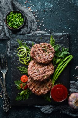 Izgara et pirzolası. Hamburger için pirzola. Üst Manzara. Metnin için boş yer.