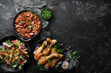 Siyah arka planda et ve sebze seti. Üst Manzara. Metnin için boş yer.