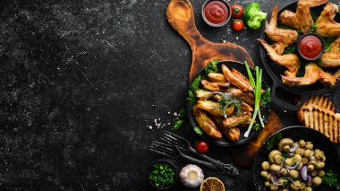 Siyah arka planda et ve sebze seti. Üst Manzara. Metnin için boş yer.