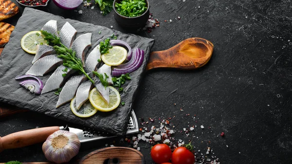 Arenque Salado Con Cebolla Limón Sobre Una Tabla Piedra Negra — Foto de Stock