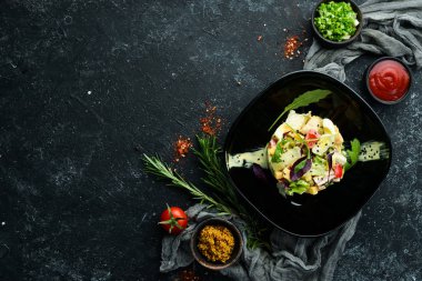 Tavuk, yumurta ve siyah tabakta mayonez soslu sebze salatası. Üst Manzara. Metnin için boş yer.