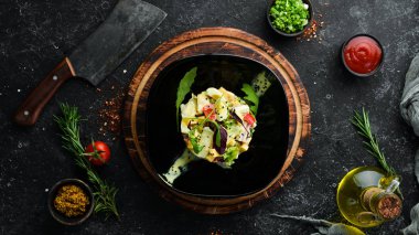 Tavuk, yumurta ve siyah tabakta mayonez soslu sebze salatası. Üst Manzara. Metnin için boş yer.