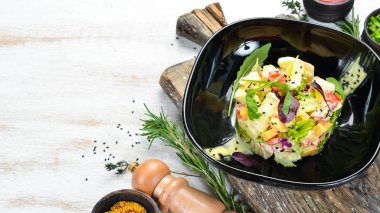 Tavuk, yumurta ve siyah tabakta mayonez soslu sebze salatası. Üst Manzara. Metnin için boş yer.