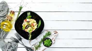 Tavuk, yumurta ve siyah tabakta mayonez soslu sebze salatası. Üst Manzara. Metnin için boş yer.