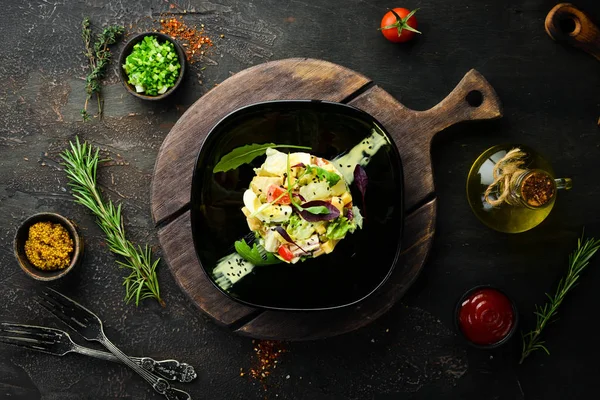Gemüsesalat Mit Hühnchen Und Mayonnaise Auf Einem Schwarzen Teller Ansicht — Stockfoto