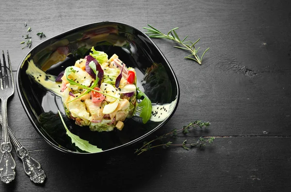 Salada Vegetal Com Frango Ovo Molho Maionese Uma Chapa Preta — Fotografia de Stock