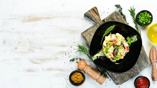 Salada Vegetal Com Frango Ovo Molho Maionese Uma Chapa Preta — Fotografia de Stock