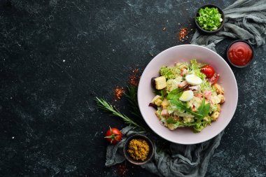 Tavuklu Sezar salatası. Sebze salatası. Üst Manzara. Metnin için boş yer.