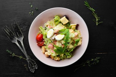 Tavuklu Sezar salatası. Sebze salatası. Üst Manzara. Metnin için boş yer.