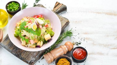 Tavuklu Sezar salatası. Sebze salatası. Üst Manzara. Metnin için boş yer.