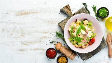 Tavuklu Sezar salatası. Sebze salatası. Üst Manzara. Metnin için boş yer.