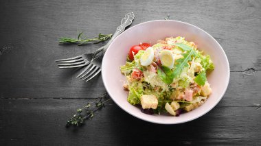 Tavuklu Sezar salatası. Sebze salatası. Üst Manzara. Metnin için boş yer.