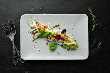 Soğanlı tuzlu ringa fileto. Üst Manzara. Metnin için boş yer.