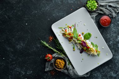 Soğanlı tuzlu ringa fileto. Üst Manzara. Metnin için boş yer.