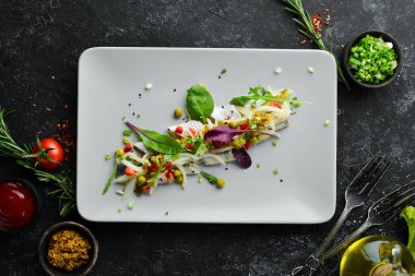 Soğanlı tuzlu ringa fileto. Üst Manzara. Metnin için boş yer.